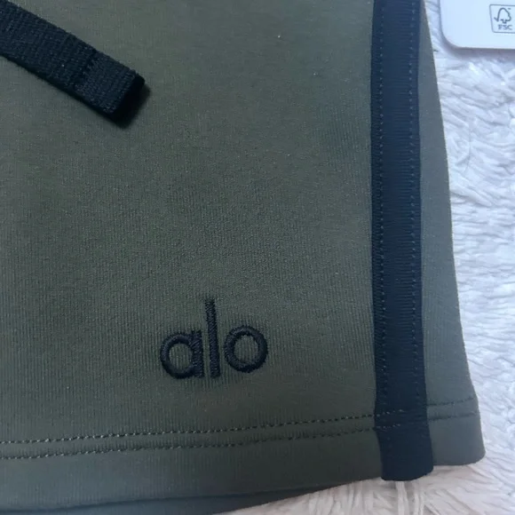 NWT Alo Yoga 4” airbrush race pace shorts - Picture 6 of 8